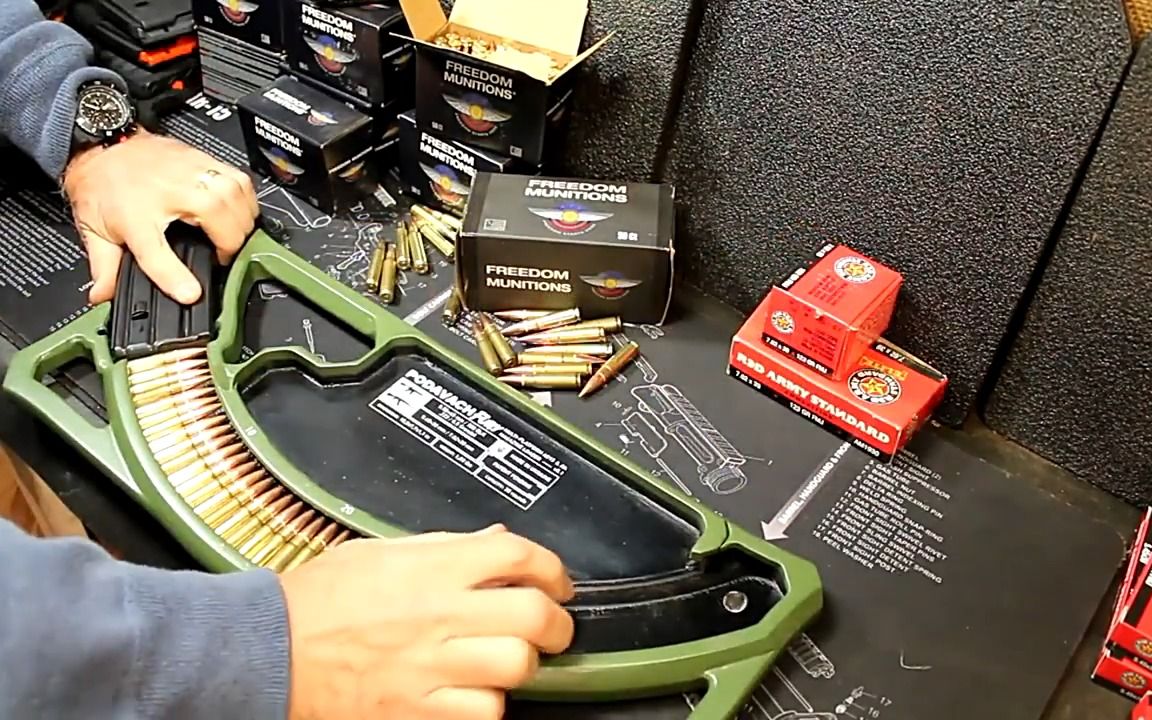 ar与ak步枪弹匣快速装弹盘
