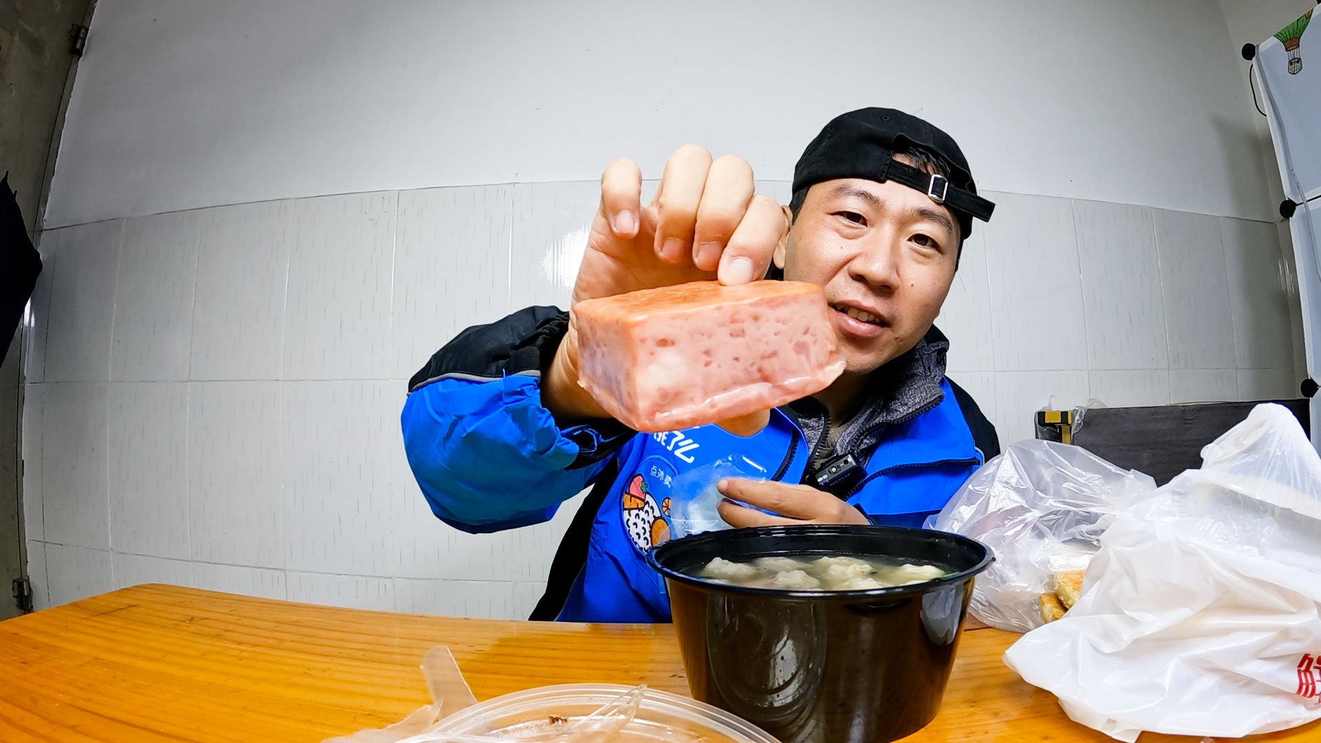 一碗馄饨两个烧饼,再配上一个方块火腿,小哥吃的真香哔哩哔哩bilibili