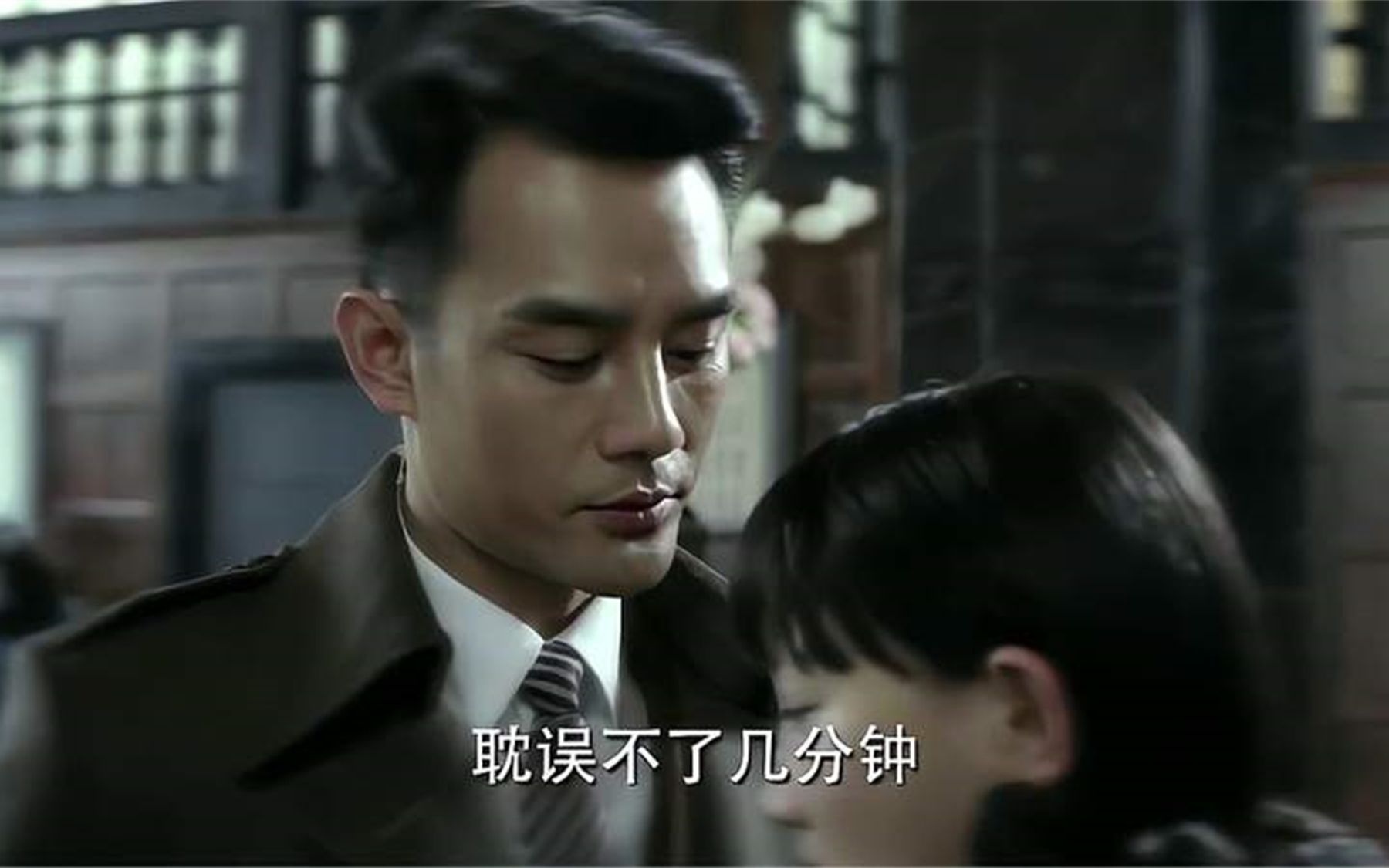 阿诚手段比明楼还狠,一枪利落除掉目标,彻底销毁痕迹!