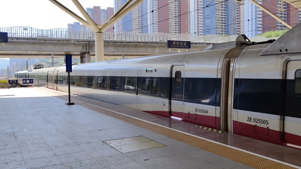 港铁动感号深圳北出站