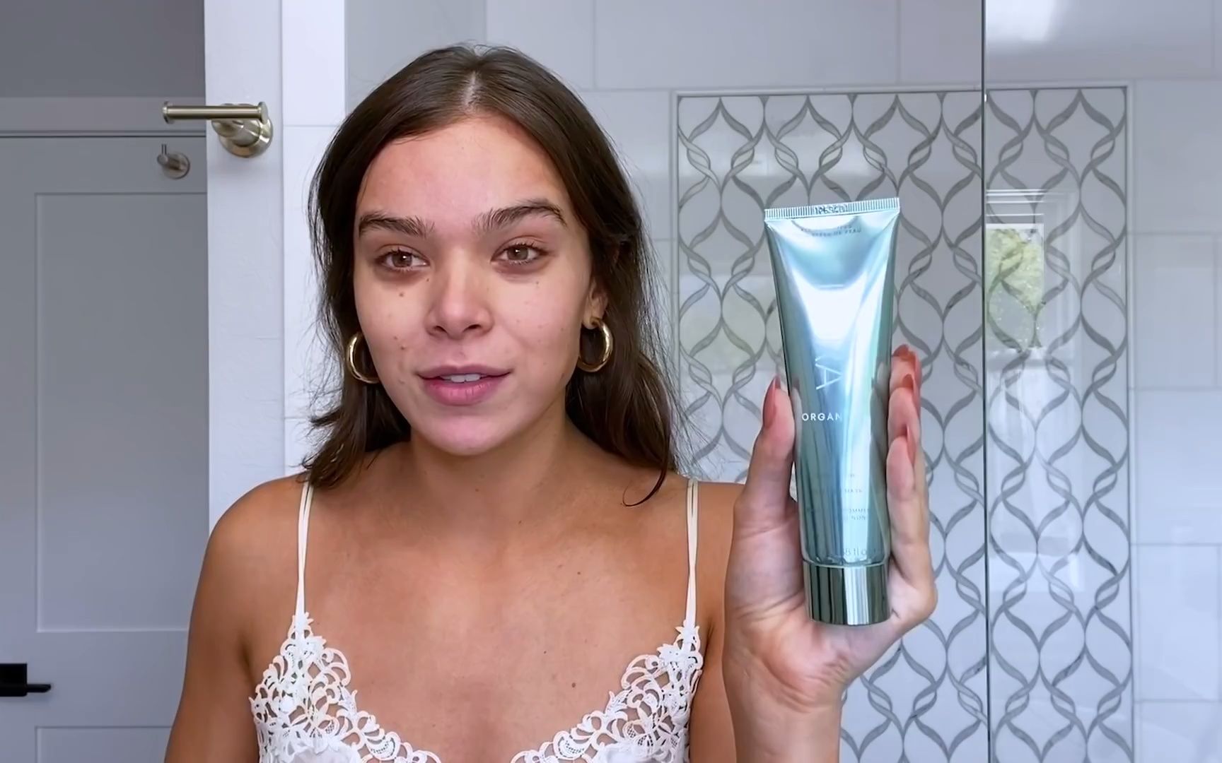 [图]Hailee Steinfeld’s Guide to Glowing Skin and Easy Everyday Makeup | Beauty Secre