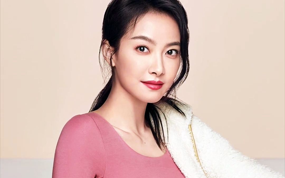 【宋茜】曼妮芬抗引力柔肌衣 广告