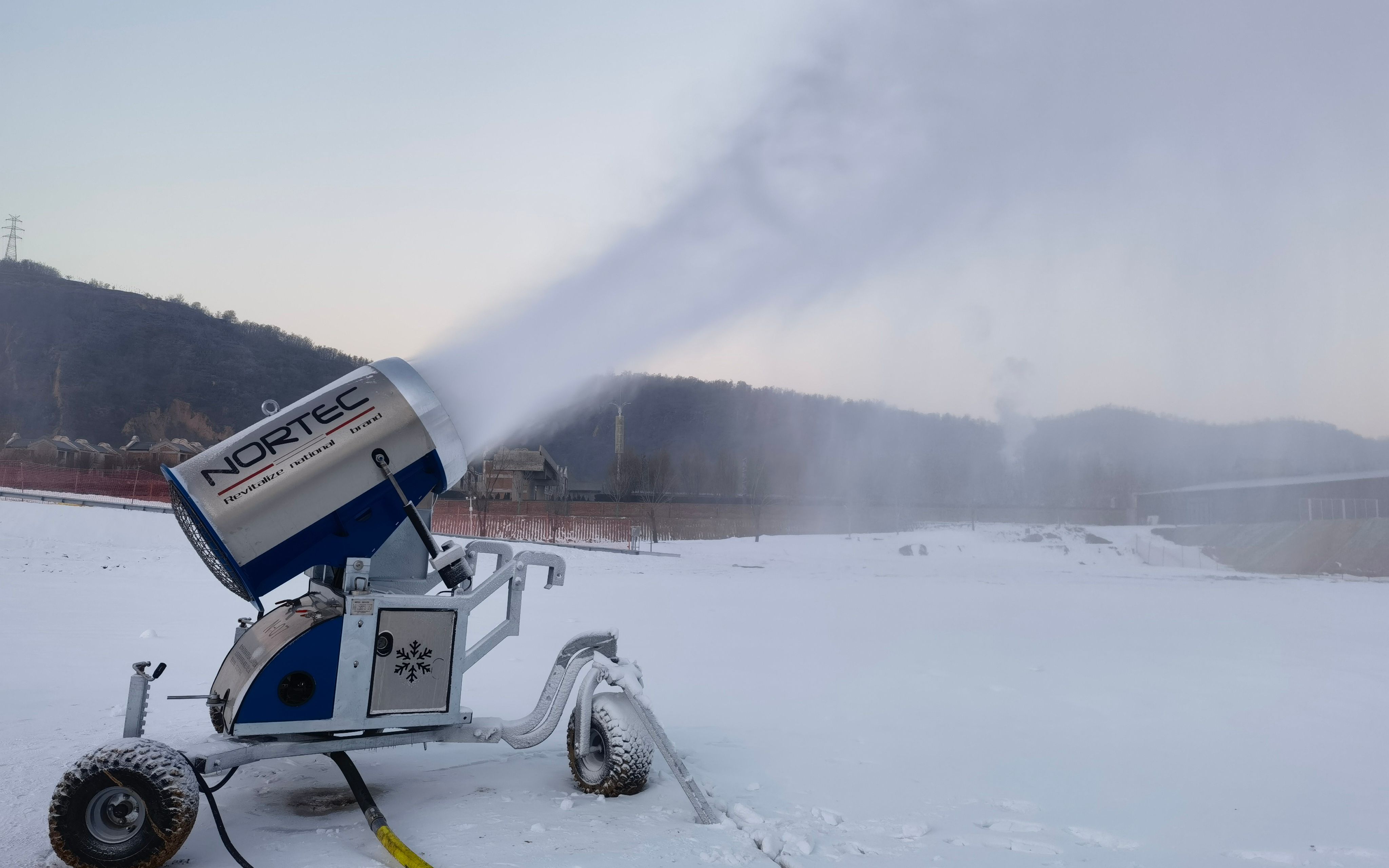 记录雪场造雪小视频保定新建滑雪场需要几台造雪机来同时造雪呢