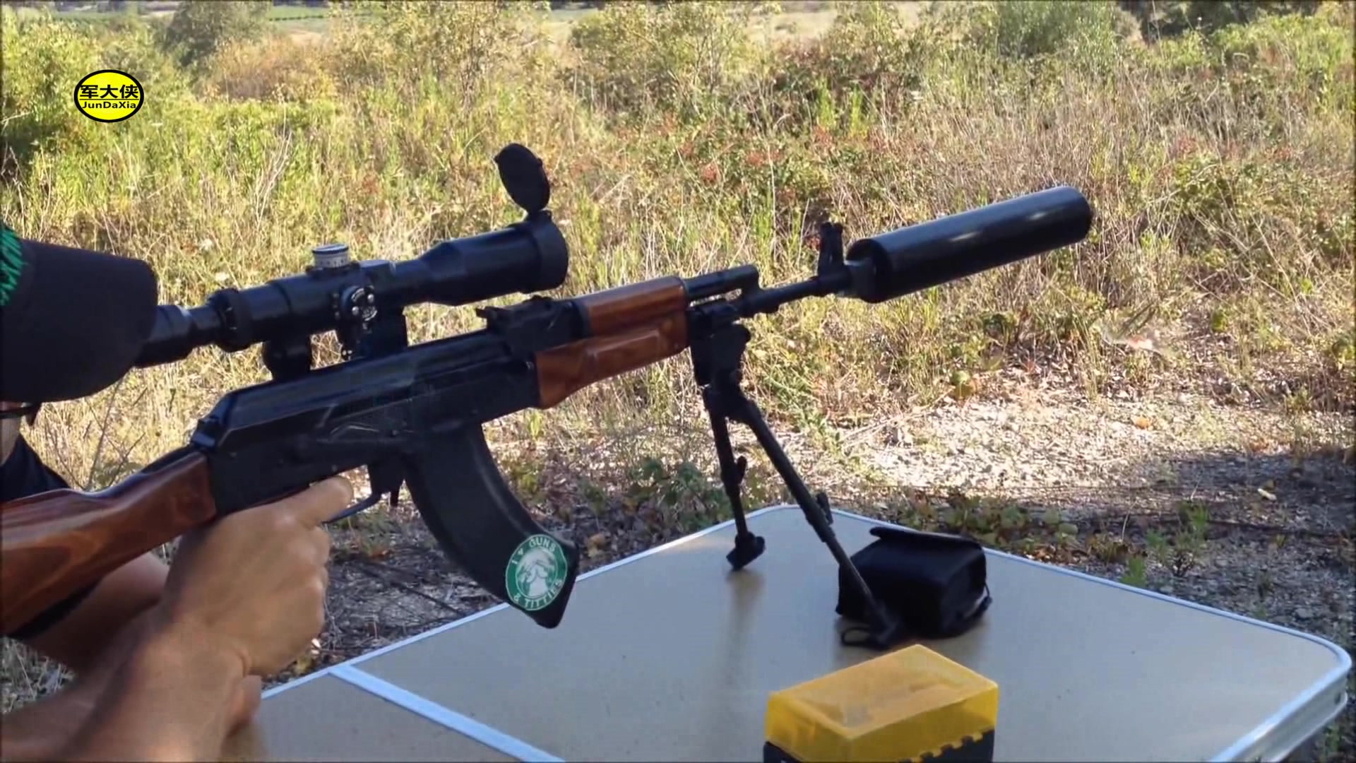 ak突击步枪安装了消音器还真是少见