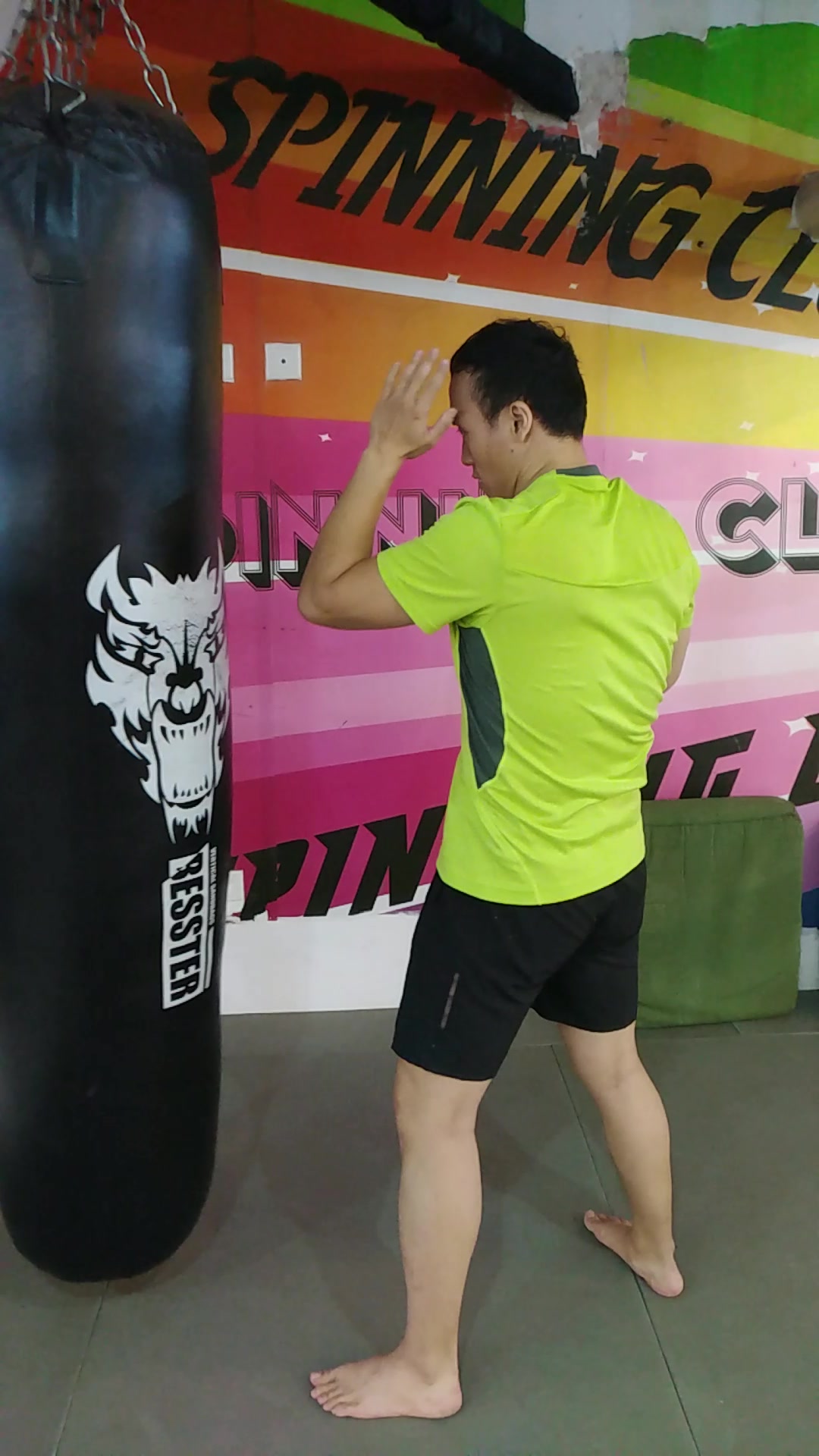 镇山雕不正经格斗娱乐性质泰拳肘法之平肘