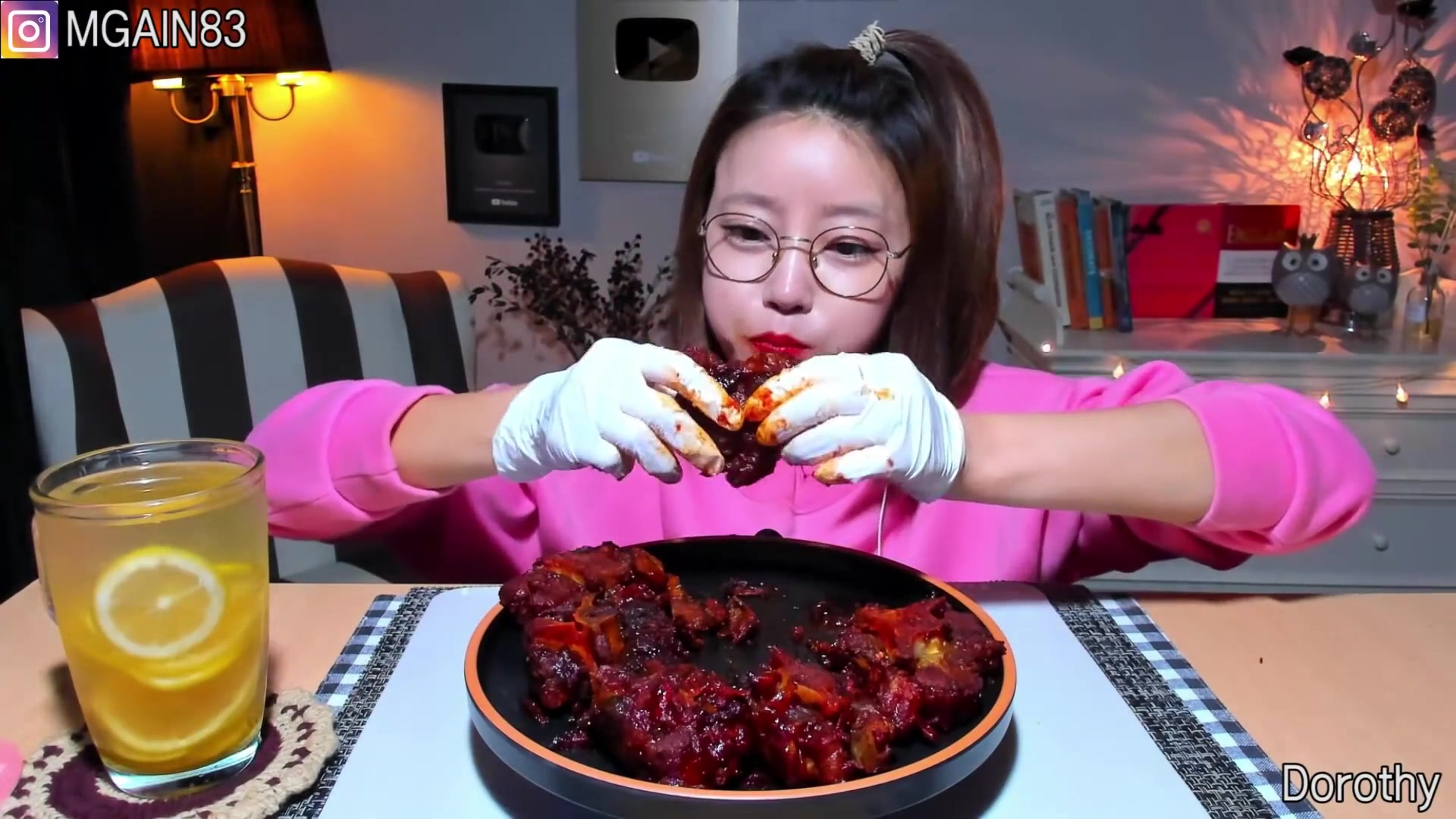 [美女吃播] 中字 dorothy多萝西 jia asmr 蒸辣牛尾 不光能看她吃