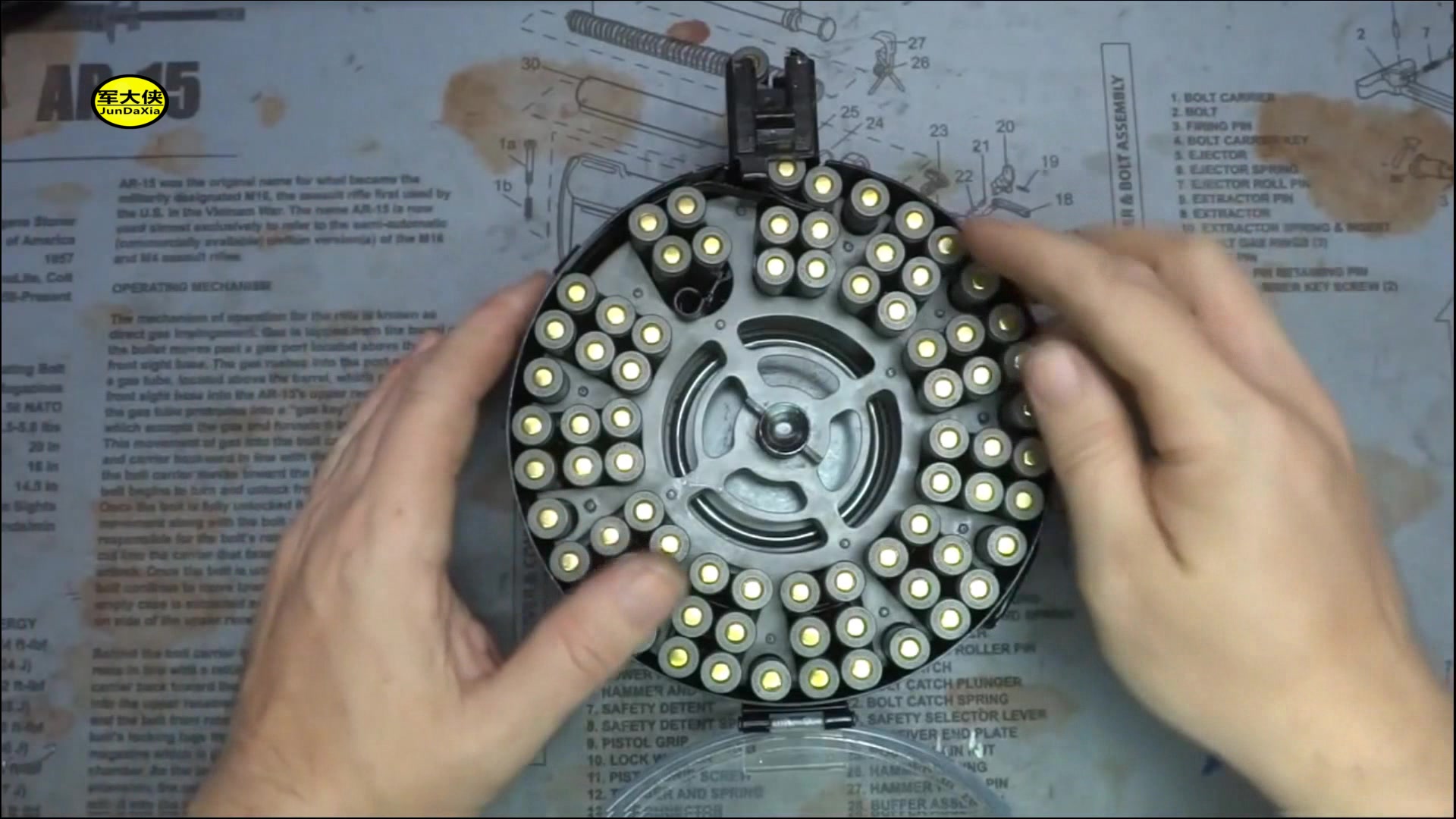 步枪弹鼓75发弹药加弹有多麻烦?老外都是手动一颗一颗加的