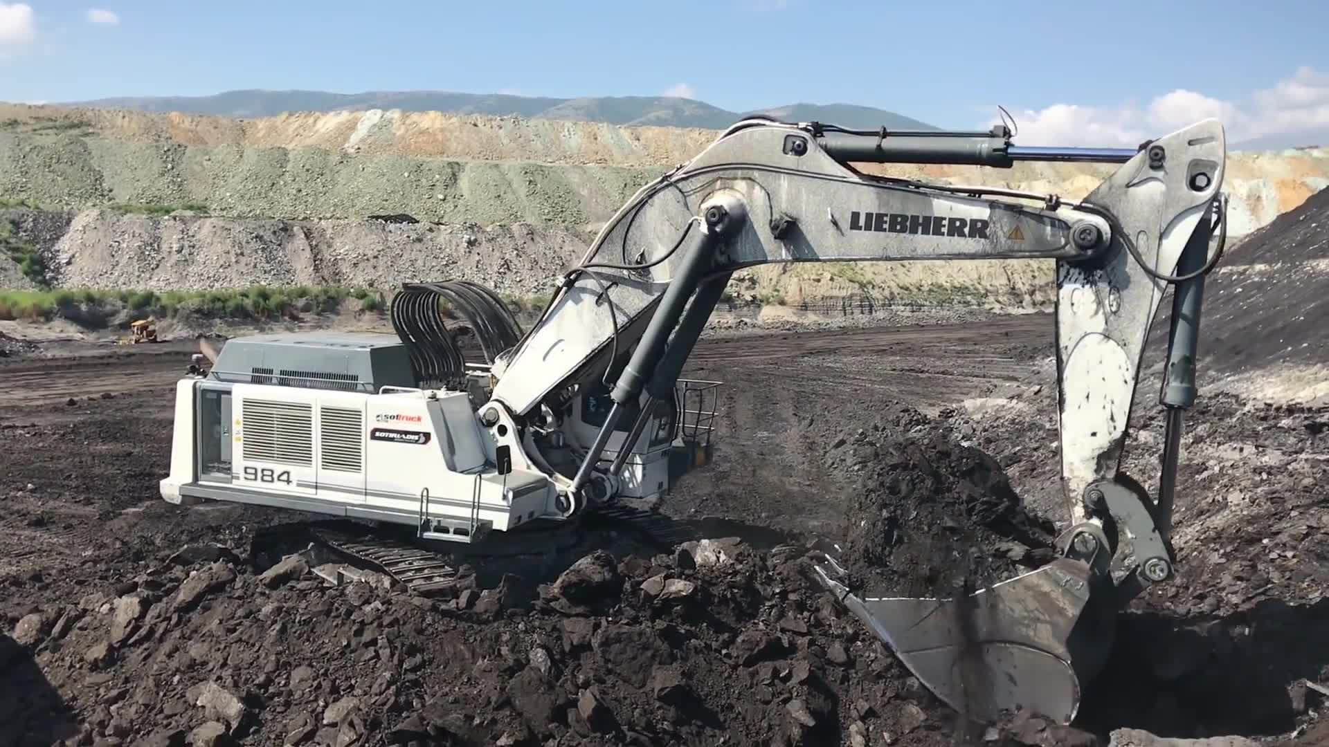 挖掘机利勃海尔r984大型挖掘机工作