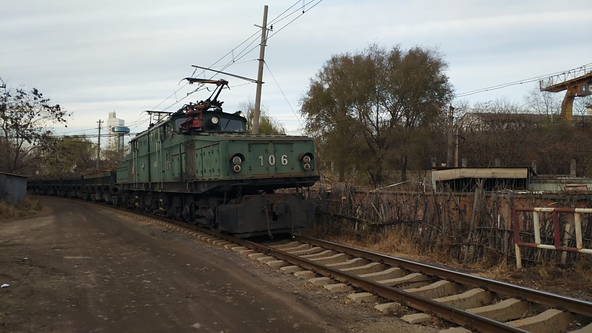东露天矿韶峰106号电车,牵引自翻车通过古城子火药库