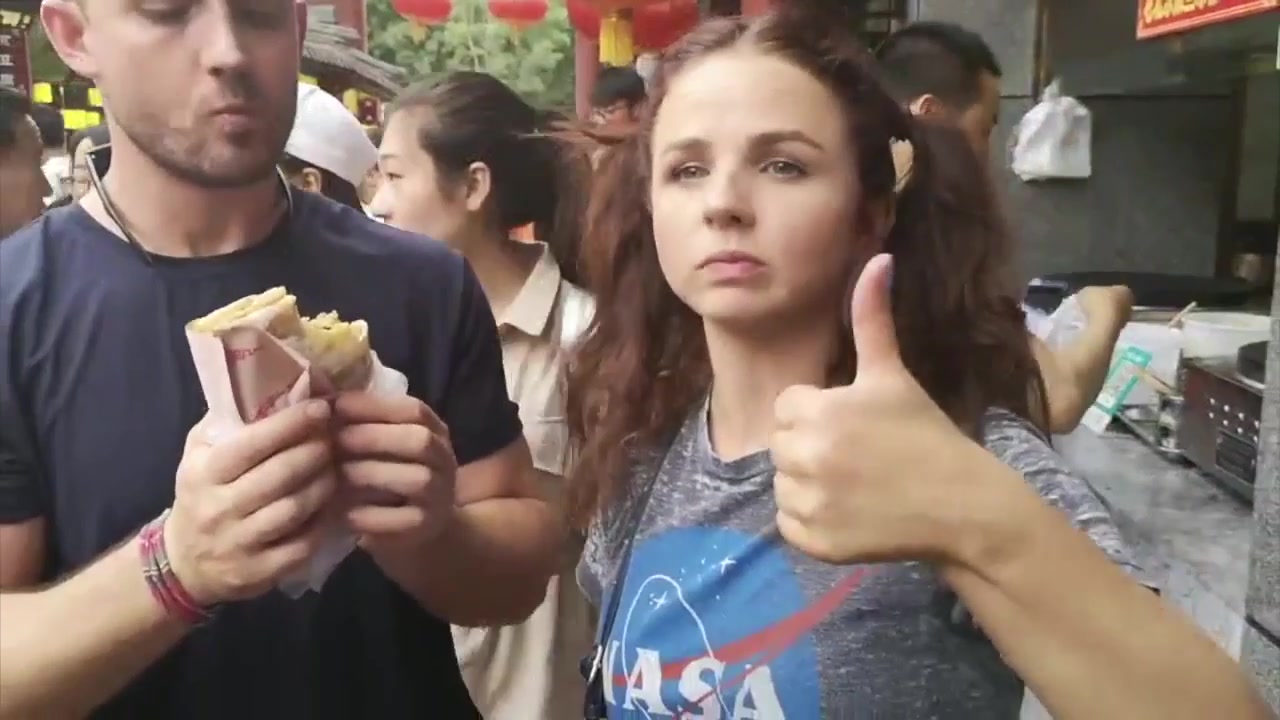 外国人第一次吃过煎饼果子堪称美味为其点赞