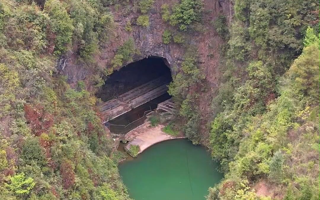 在贵州深山发现神秘山洞,洞内有很多奇怪的建筑,里面还拉了电线,荒山