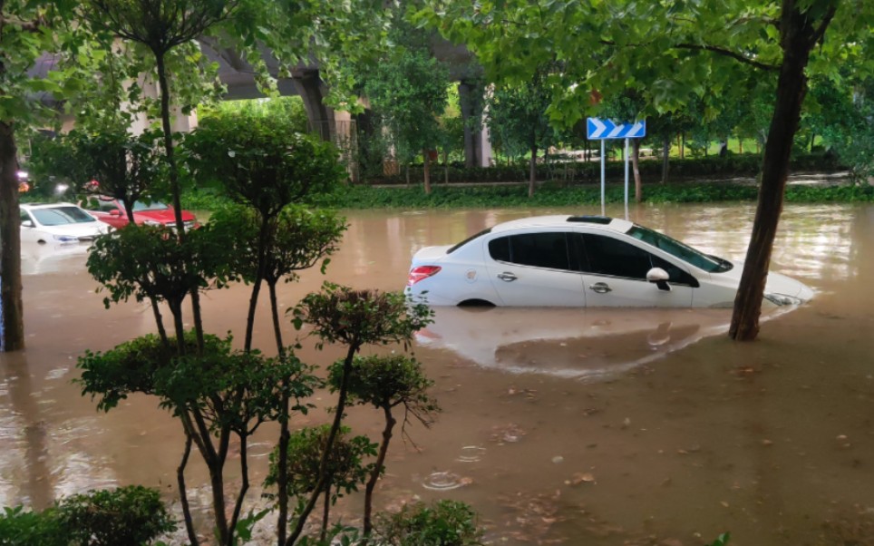 郑州7.25再降暴雨,电动车如水中战舰哔哩哔哩bilibili