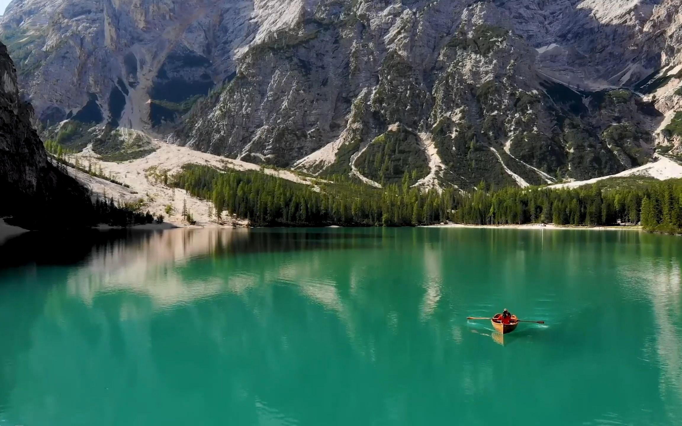 "发现地球上最美丽的自然奇观,眼前的美景令人叹为观止"