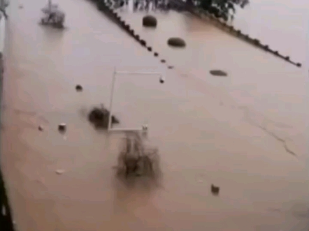 达州的河边洪水泛滥,所谓又到了当地看海的时候!