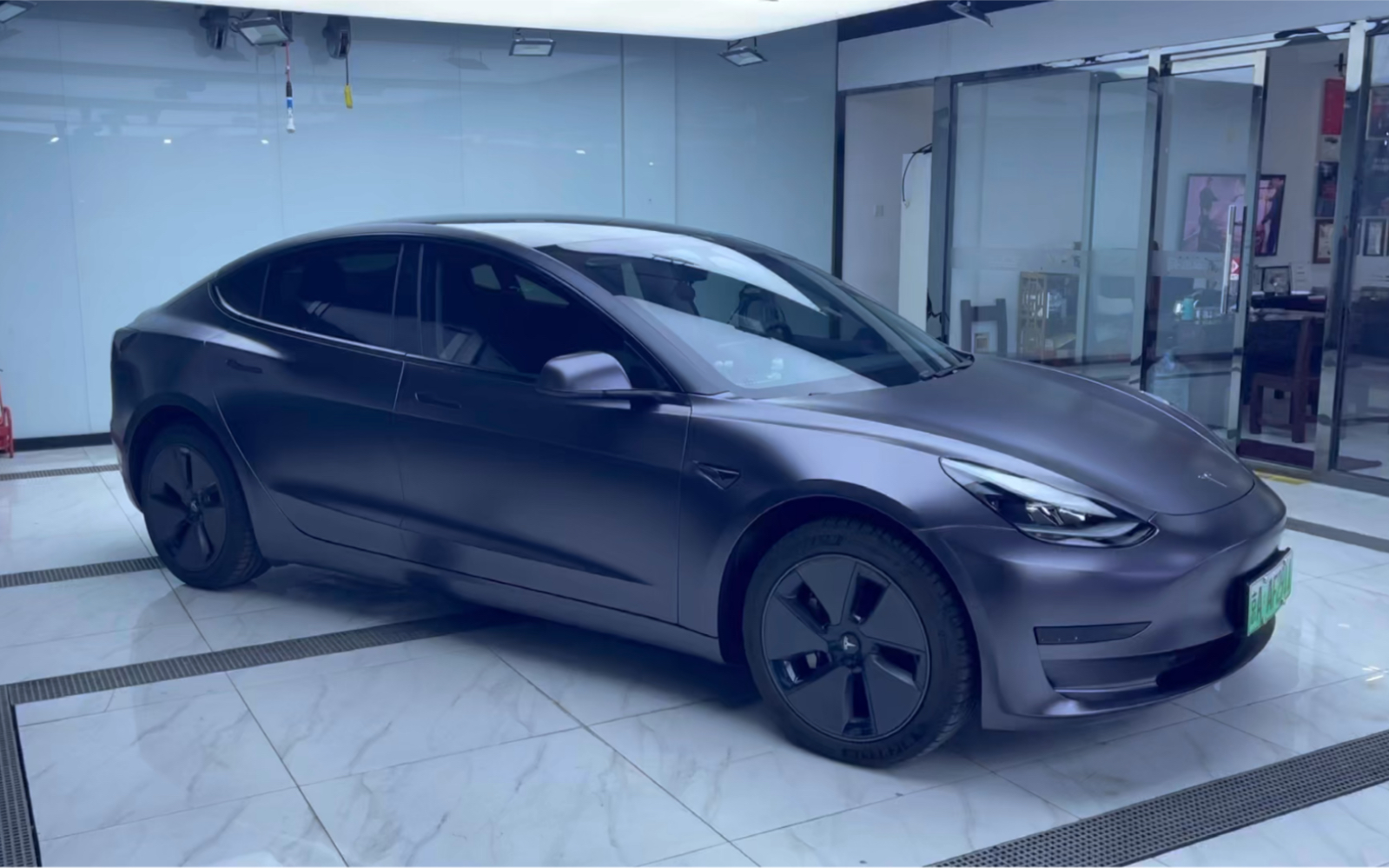 特斯拉model3车身改色电光金属深空灰