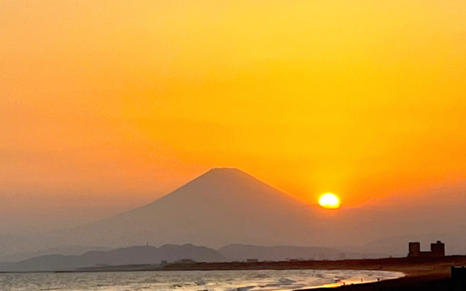 初夏的镰仓落日下的富士山