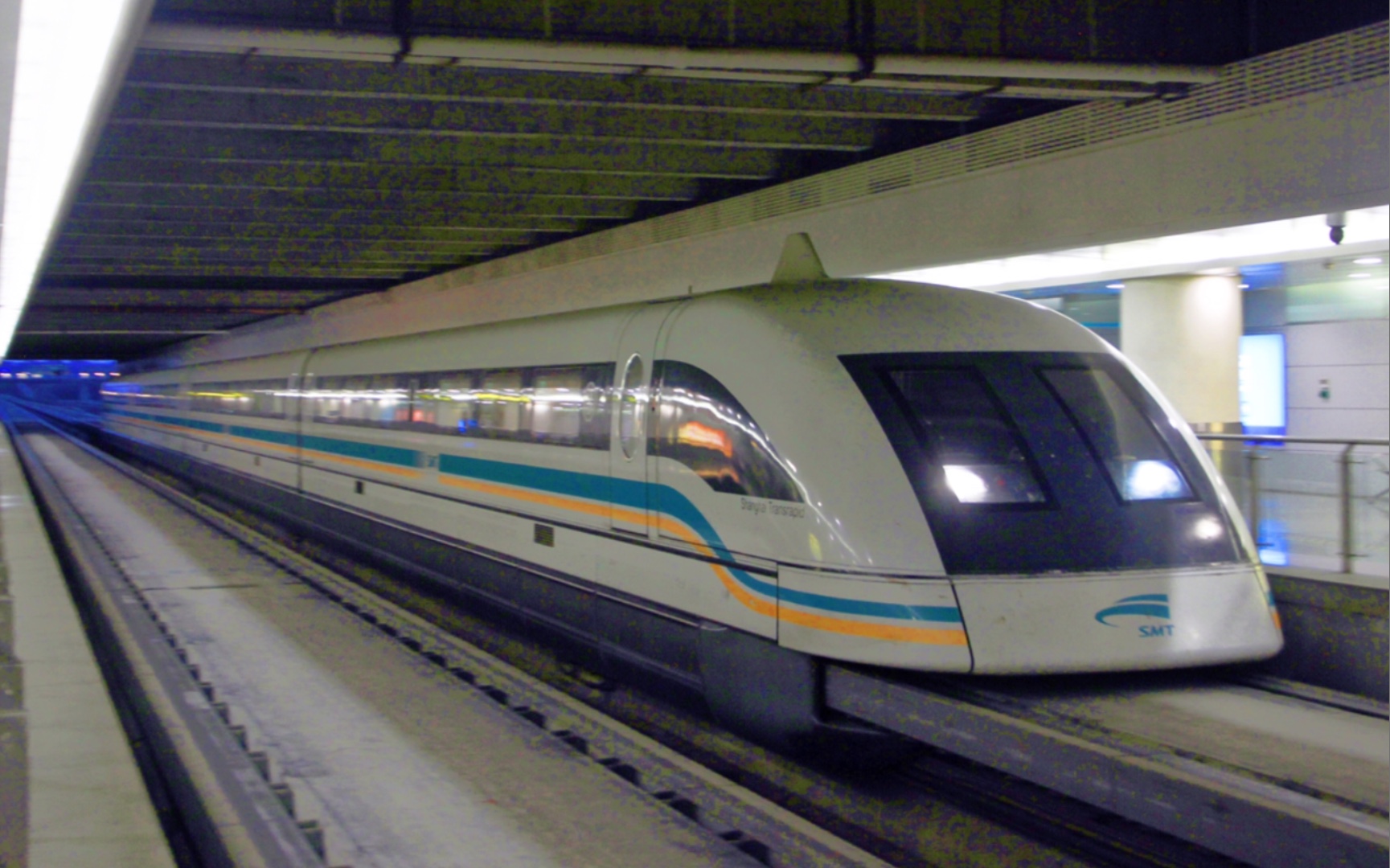 上海高速磁悬浮列车加速出站