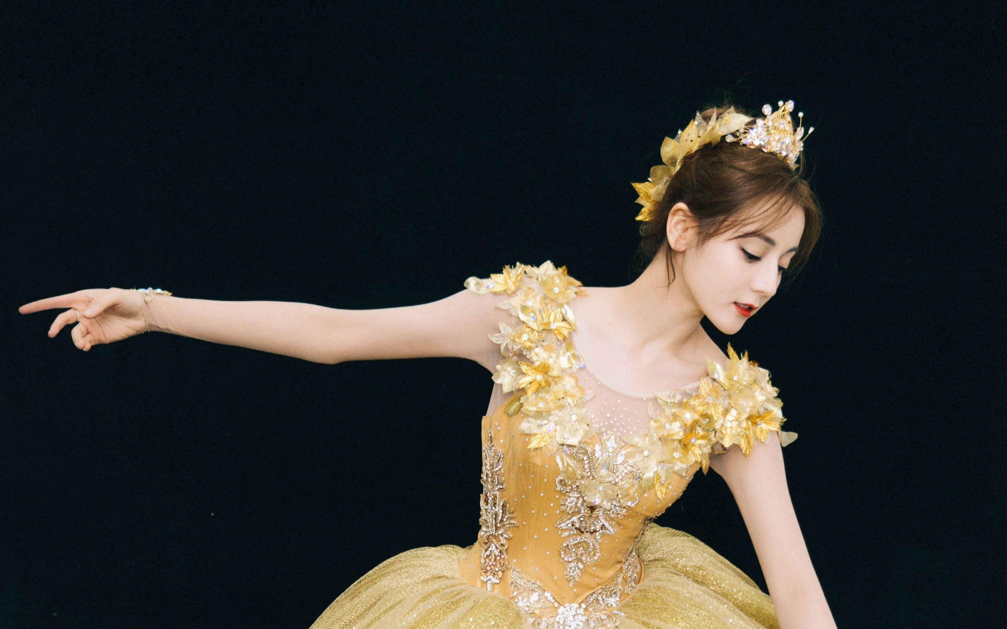 迪丽热巴跳舞多惊艳?热辣劲舞眼睛都看直了