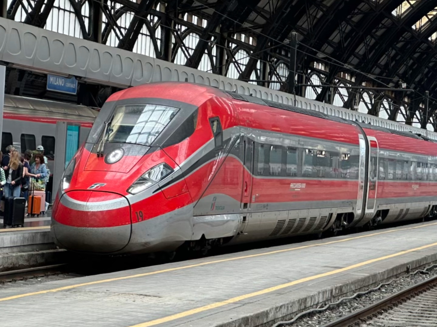 【庞巴迪电机】意大利铁路红箭frecciarossa etr1000型高速列车贴地