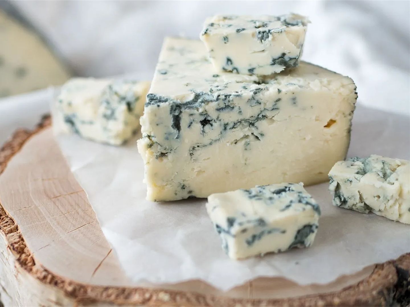 世界上最臭的奶酪,闻起来味道就像臭袜子,它是如何制作的?