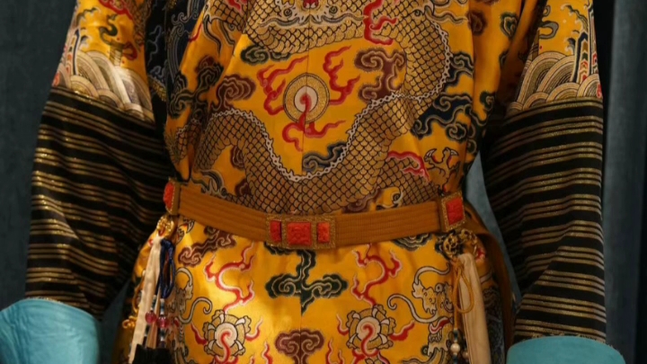 复刻 清 雍正妆花吉服袍欣赏