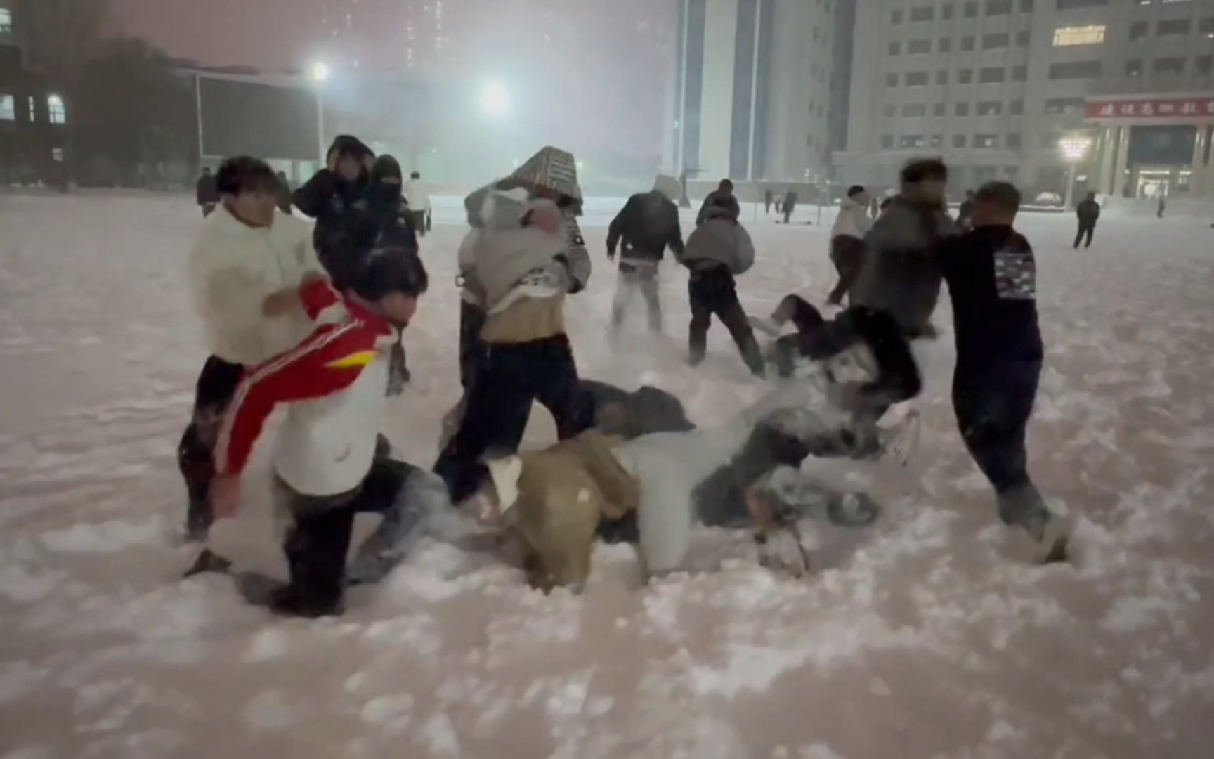 [图]东北特色大雪下的二十多号大汉摔跤雪仗