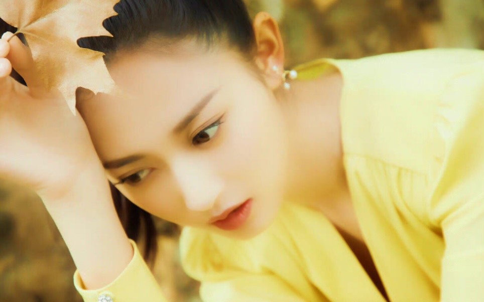 【陈钰琪】时装周,着淡黄连衣裙的琪琪,好显气质!