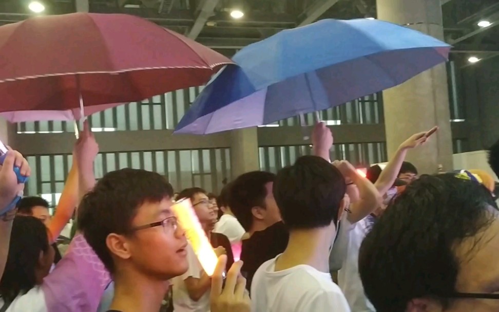 萤火虫22届萤火虫720ll专场应援撑伞