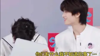当乐乐发现小马和申源老师有了小秘密之后…有点吃味了小表情