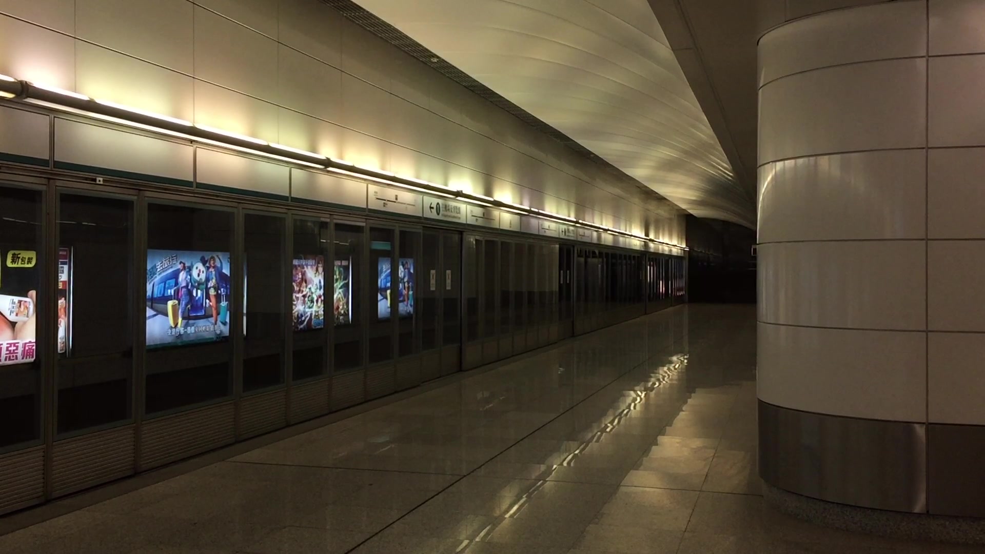 港铁机场快线列车进青衣站