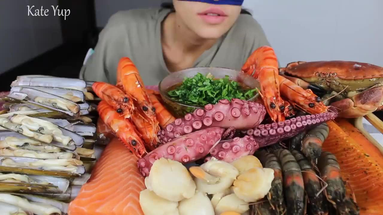 网友评论吃播咬断牙齿主播kate疑似在吃播中发出sos信号的主播视频