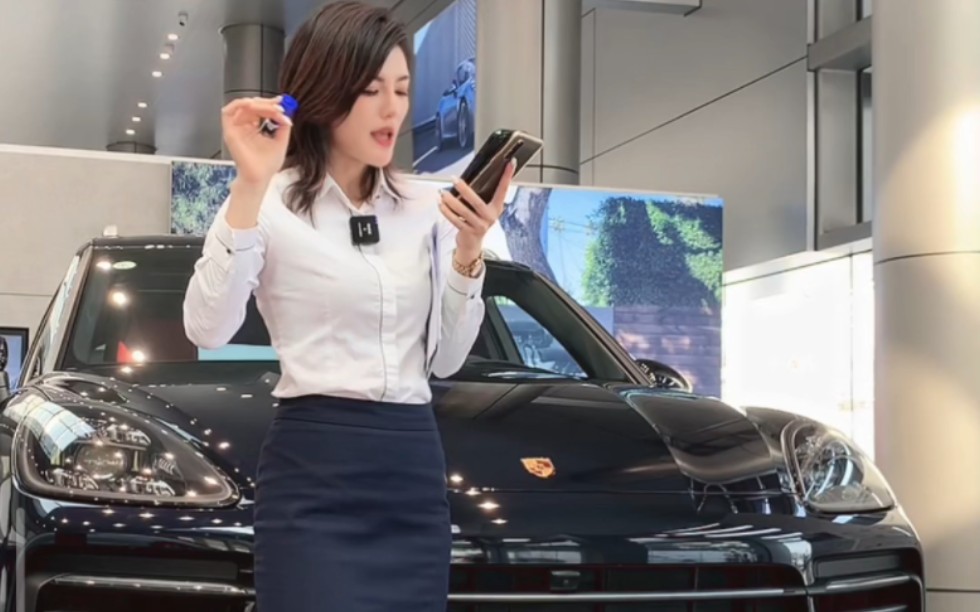 南宁保时捷气质女主播包裙黑丝挑鞋撩人讲车(3)