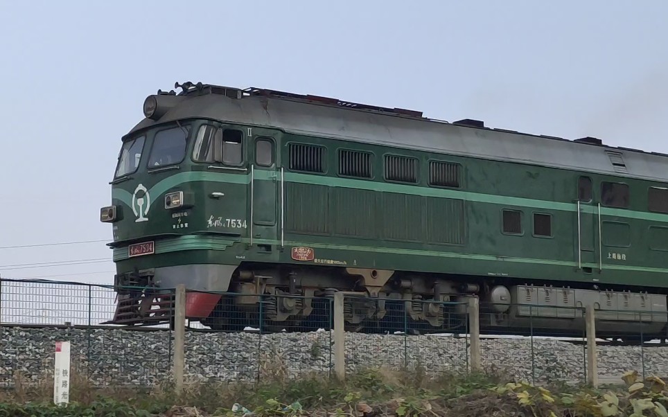 新长线上局徐段 df4-7534 牵引货列加速通过,柴油十足