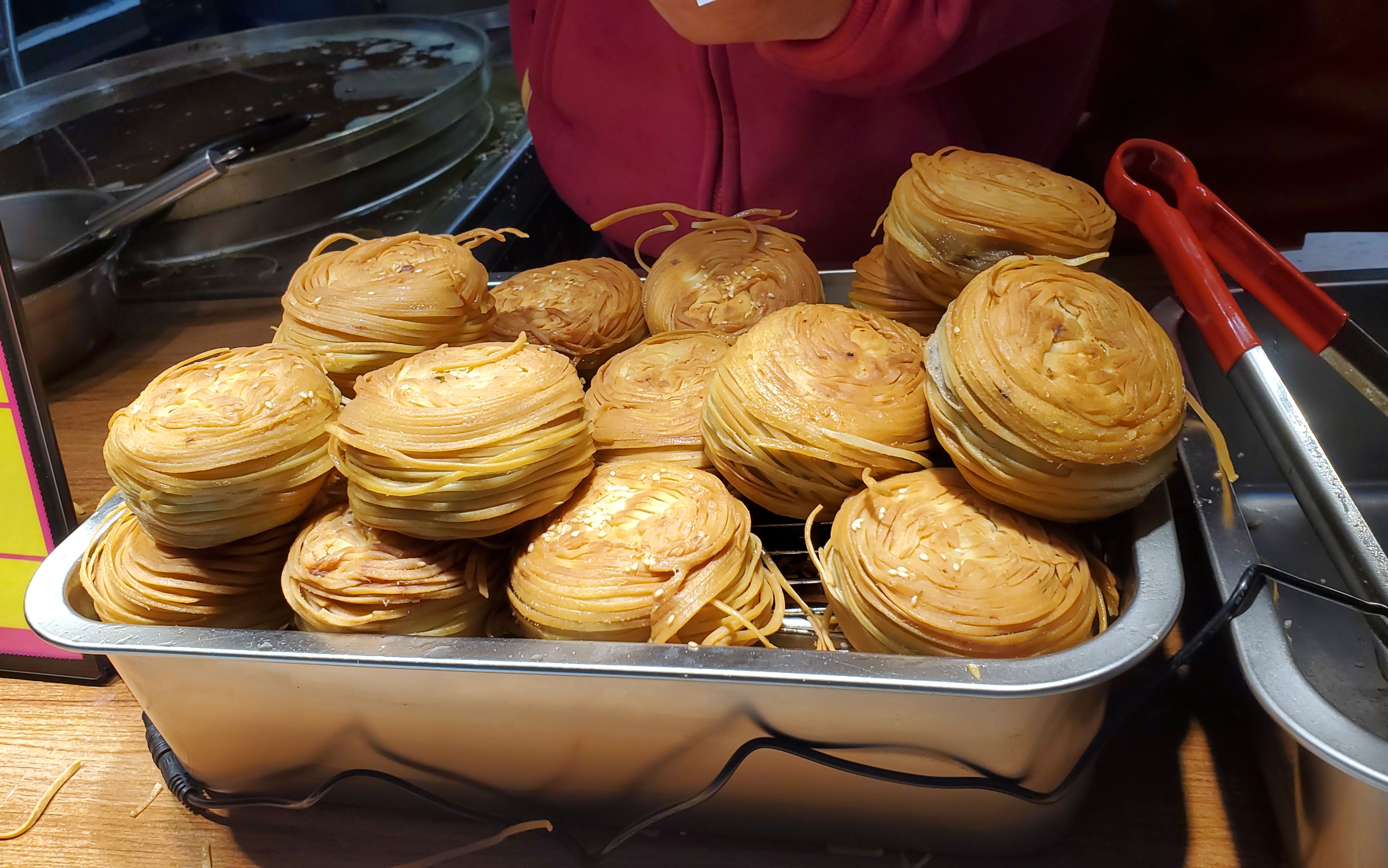 天津街头的一种小吃,金黄的外壳包裹着满满的牛肉,咬一口就停不下来了