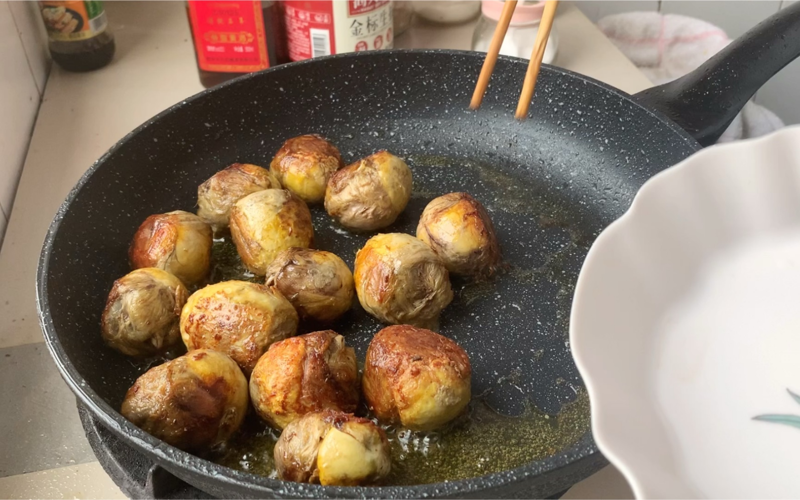 毛鸡蛋煮熟再煎沾上秘制调料,小伙一口一个,直呼吃的过瘾!_哔哩哔哩 (