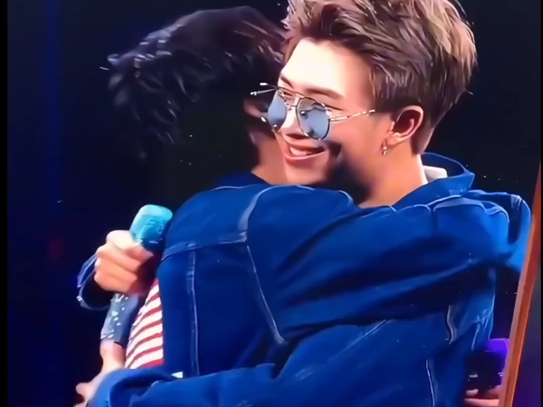 bts|和队外的拥抱vs和成员的拥抱