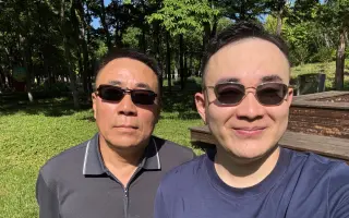 儿子陪老爸找工作！没想到我会陪55岁的老爸去招聘会...