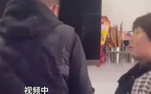 Download Video: 女子跟老公吵架没吃饭 进厨房一看婆婆正教训老公 场景让她泪目 网友：明事理的婆婆！