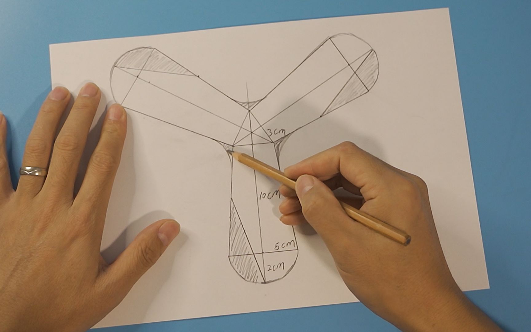 如何画一张回旋镖图纸要想玩的好数学知识别忘掉