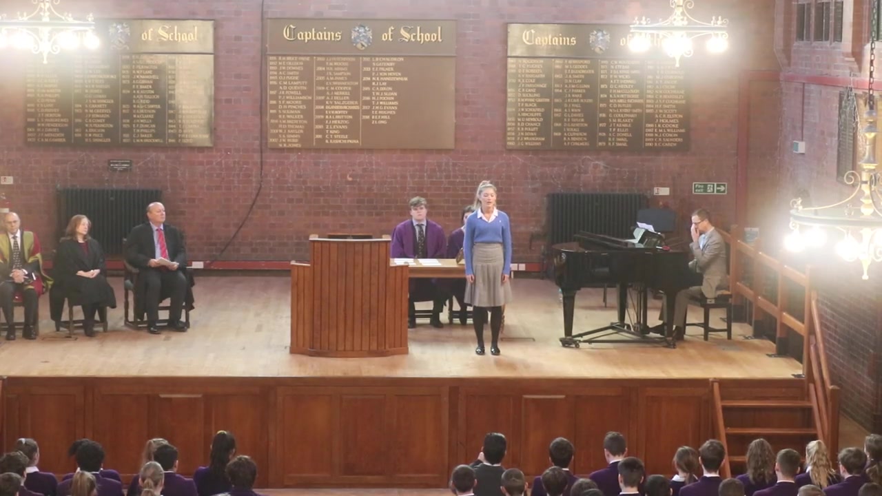 [图]Ellesmere College Senior School Assembly: Elan Parry sings 'My Lagan Love'