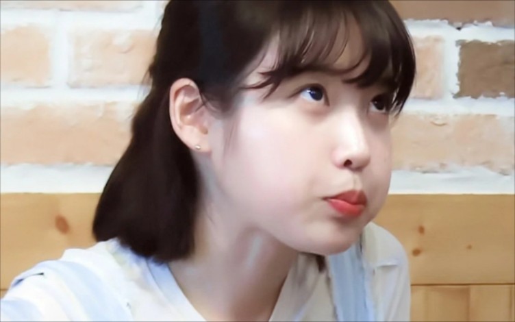 最喜欢的蓝色背带服真的可爱死了iu李知恩孝利家民宿
