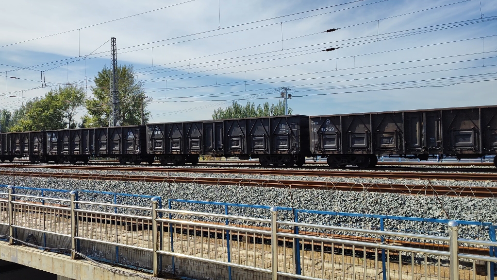 沈局白段和谐26151牵引货列通过沈山线16公里㎞道口