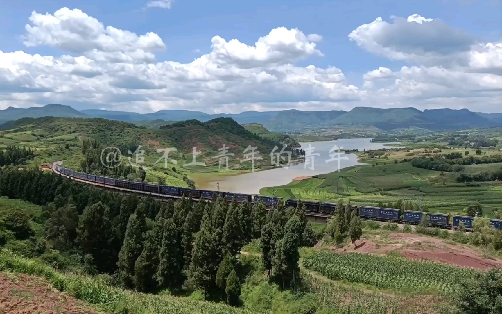 【中国铁路】昆局昆段hxd1c双机牵引货列驶上成昆铁路昆明段第一条展