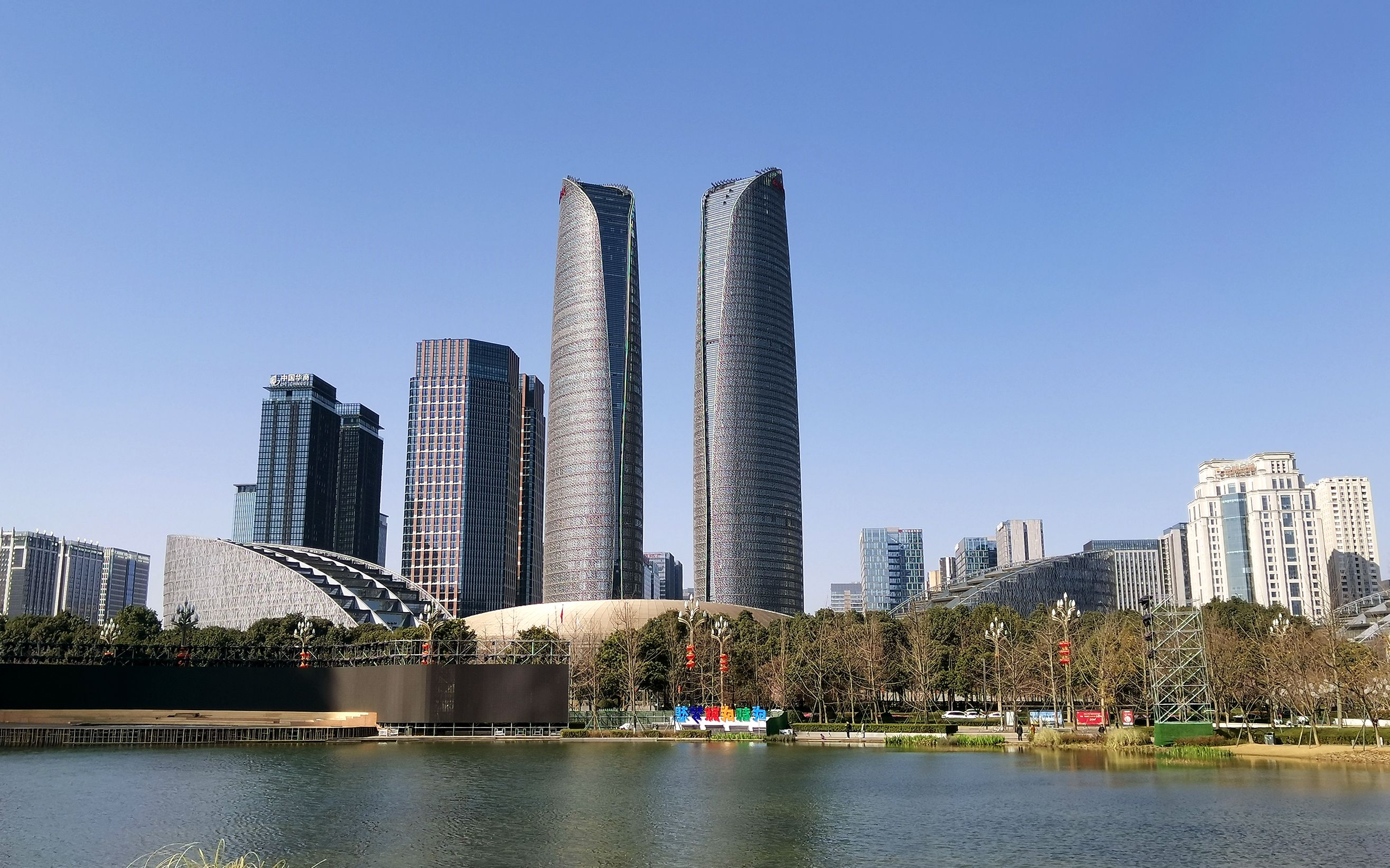 成都24小时内,被10万次疯狂刷屏的地标,白天近距离看真实的一面_哔哩