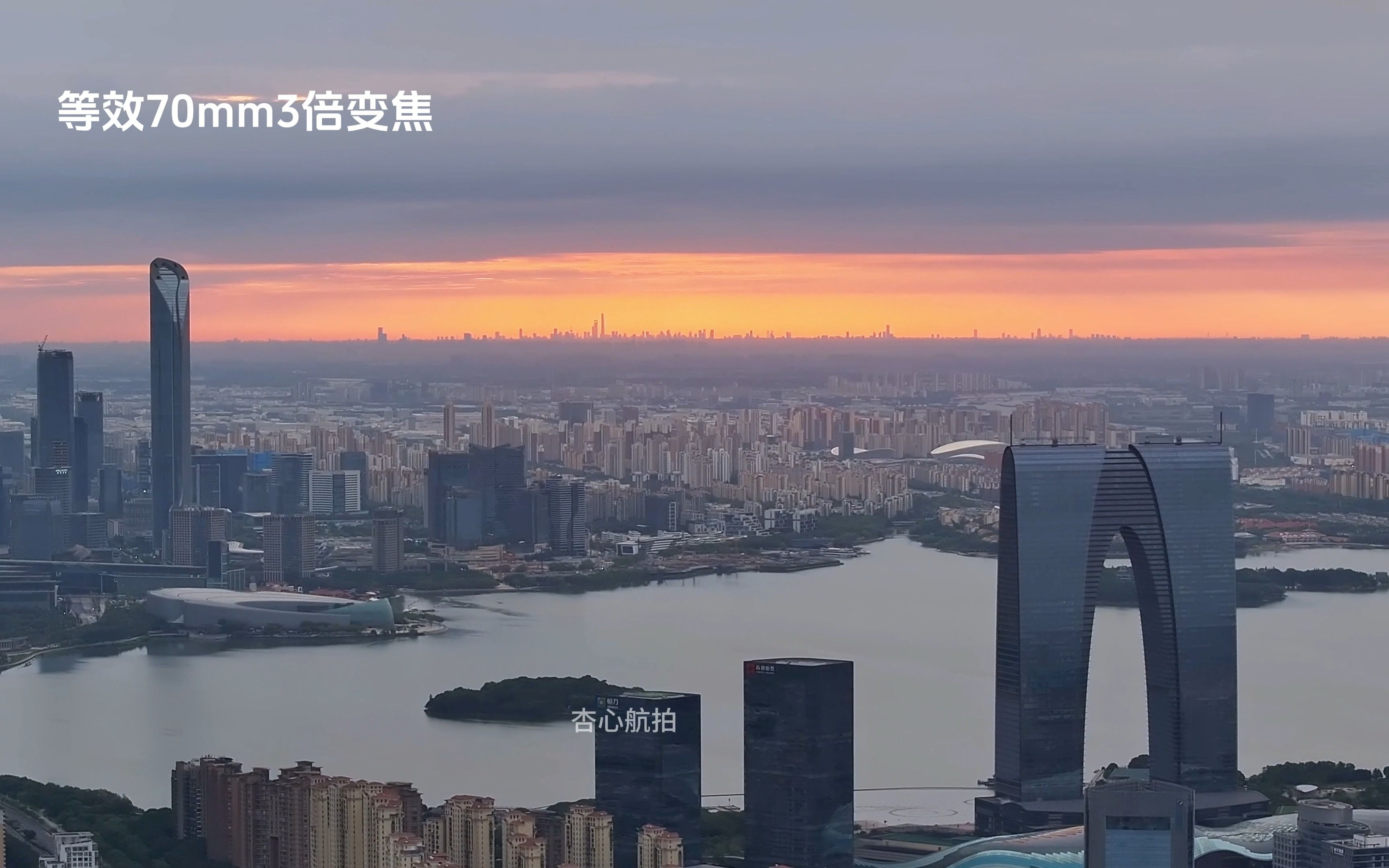 只要有极好的天气,在苏州国金中心楼顶,人眼也可以看到上海的陆家嘴三件套!哔哩哔哩bilibili