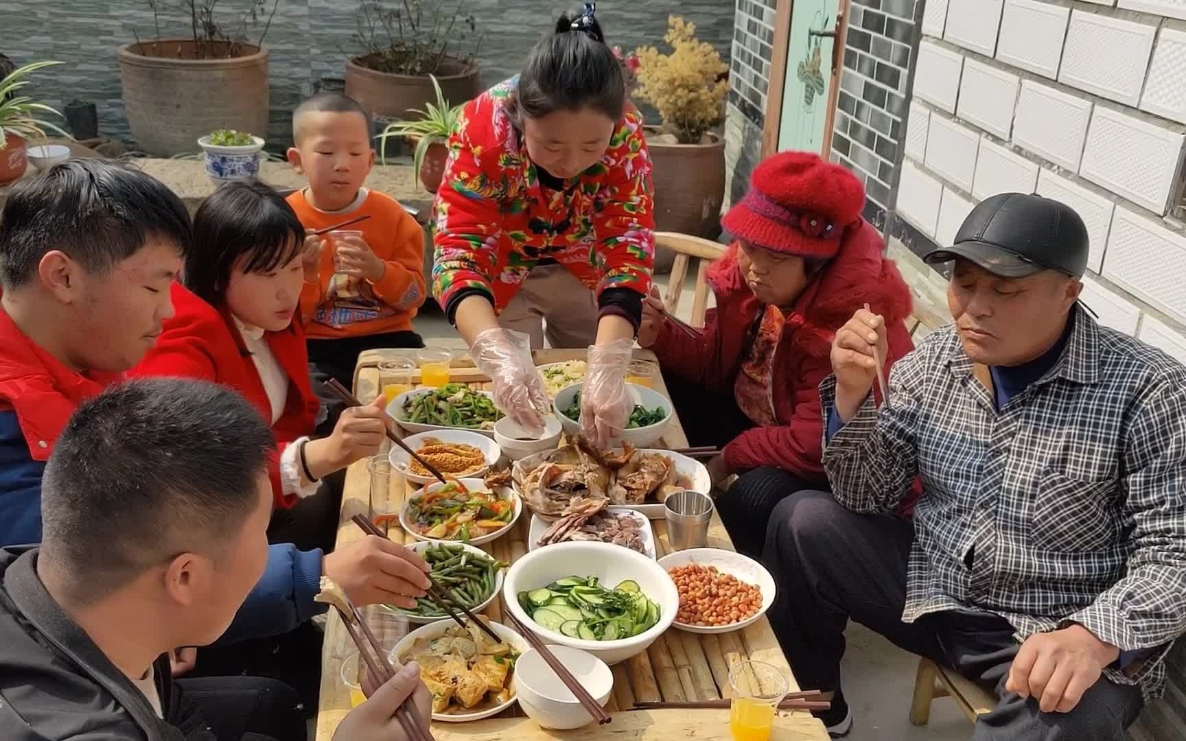 农村嫂子请小叔子吃饭,烧10个菜摆满桌,一家人吃得真过瘾