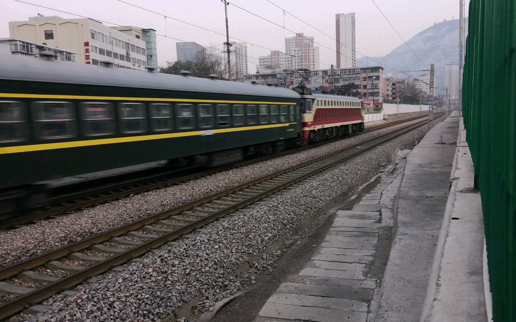 【鐵路拍車】蘭州鐵路局8972次通勤列車車體一覽