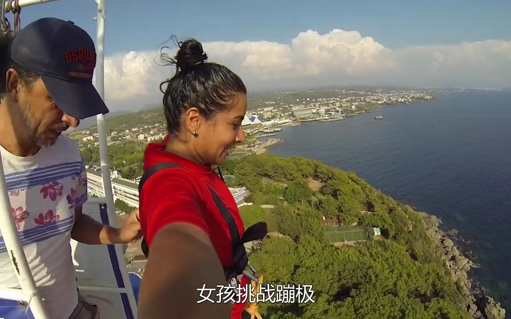 美女挑战蹦极,不料被水中鳄鱼一口吞了,镜头拍下全过程