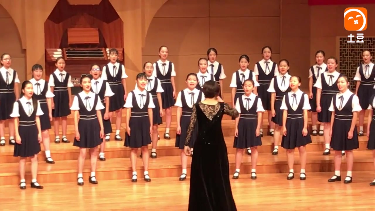 人大附中朝阳学校合唱团演唱肯尼亚歌曲《sisinimoja》