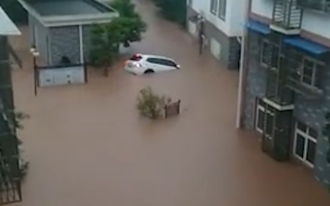 成都暴雨袭城街如海:汽车水上漂 滚滚积水涌室内哔哩哔哩bilibili